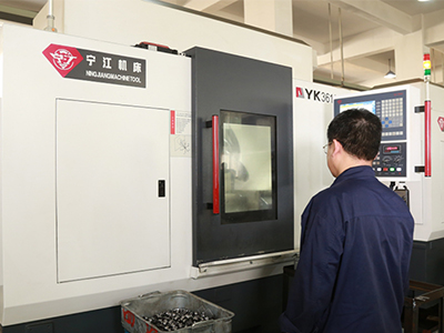 Gear hobbing machine