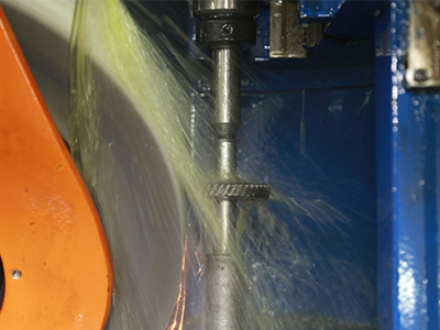 Gear grinding machine